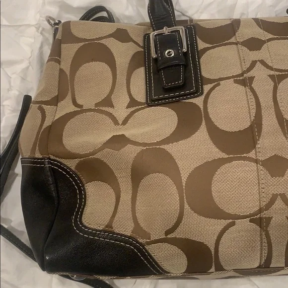 Authentic coach crossbody / shoulder bag
